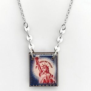*NWOT* Vintage Statue of Liberty Postage Stamp Necklace